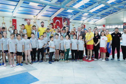 Osmangazi Yüzme Şenliği’nde şampiyonlar kürsüye çıktı