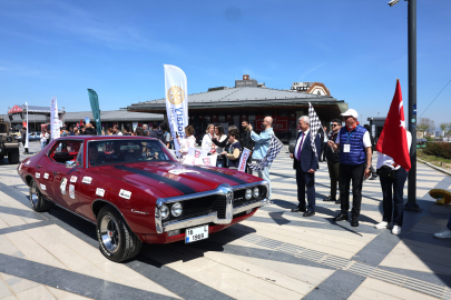 Bursa’da klasik otomobil rüzgarı: Nostalji turu LÖSEV için yola çıktı