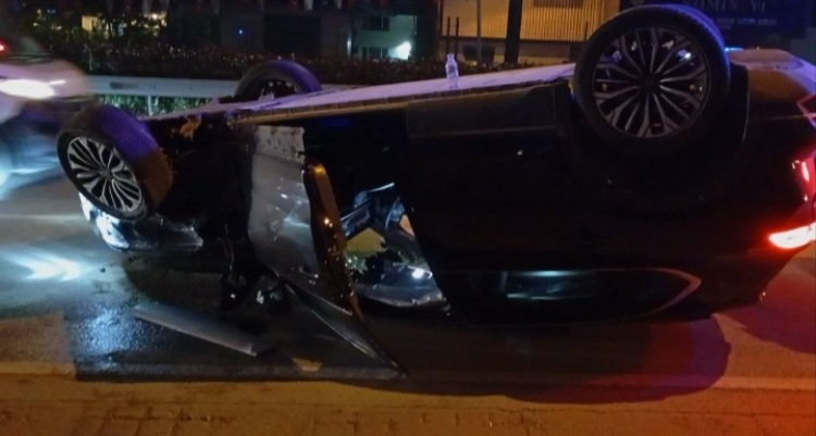 Bursa'da gece saatlerinde korkutan kaza! Takla atan araç ters döndü -Bursa Hayat-3