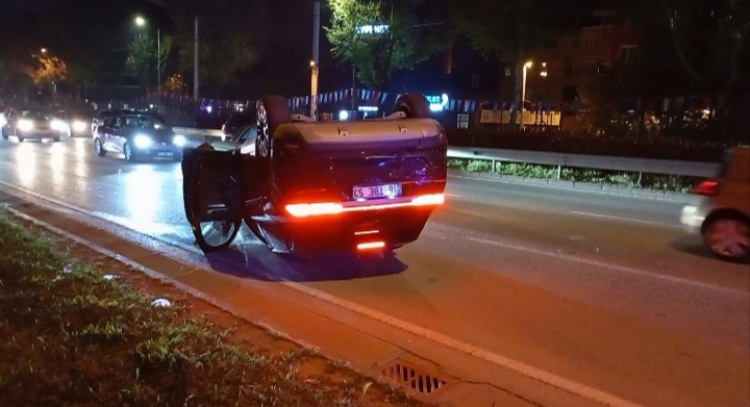 Bursa'da gece saatlerinde korkutan kaza! Takla atan araç ters döndü -Bursa Hayat-2