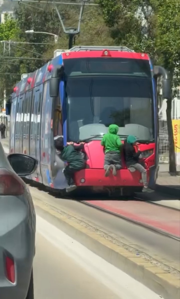 Bursa’da akılalmaz görüntüler! Tramvayın arkasında ölümle burun buruna yolculuk -Bursa Hayat-3