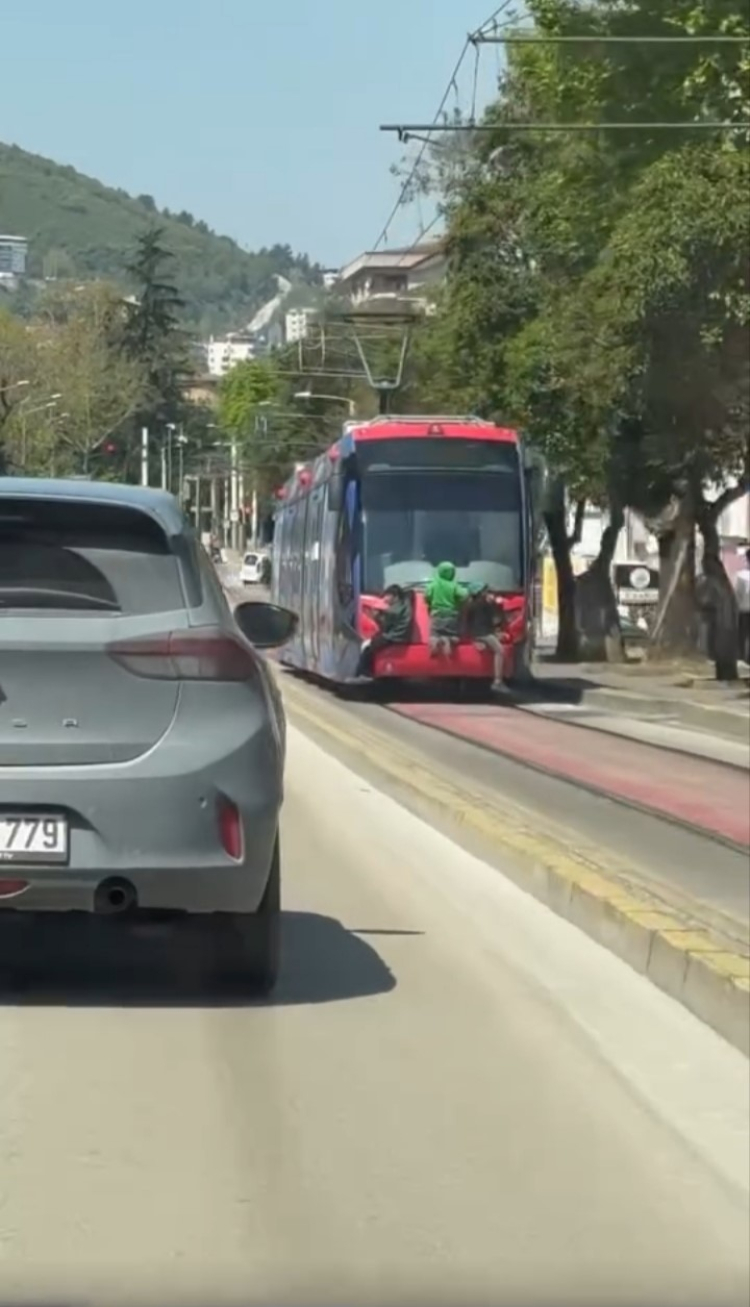 Bursa’da akılalmaz görüntüler! Tramvayın arkasında ölümle burun buruna yolculuk -Bursa Hayat-2