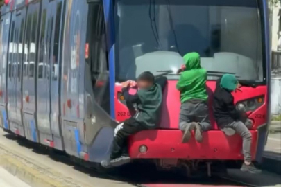 Bursa’da akılalmaz görüntüler! Tramvayın arkasında ölümle burun buruna yolculuk