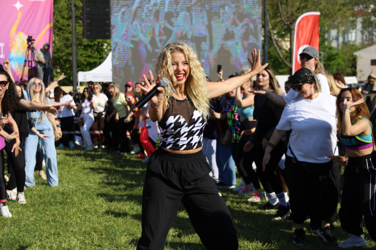 Bursa’da açık havada zumba şöleni!-Bursa Hayat-3