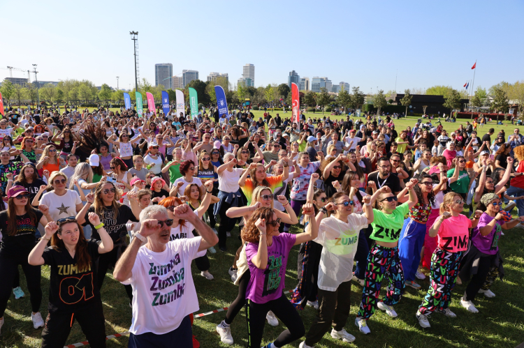 Bursa’da açık havada zumba şöleni!-Bursa Hayat-2