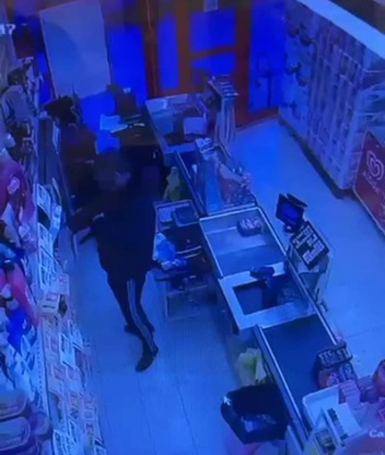 Gemlik’te güpegündüz hırsızlık: Marketi soyup izini kaybettirdi!-Bursa Hayat-2