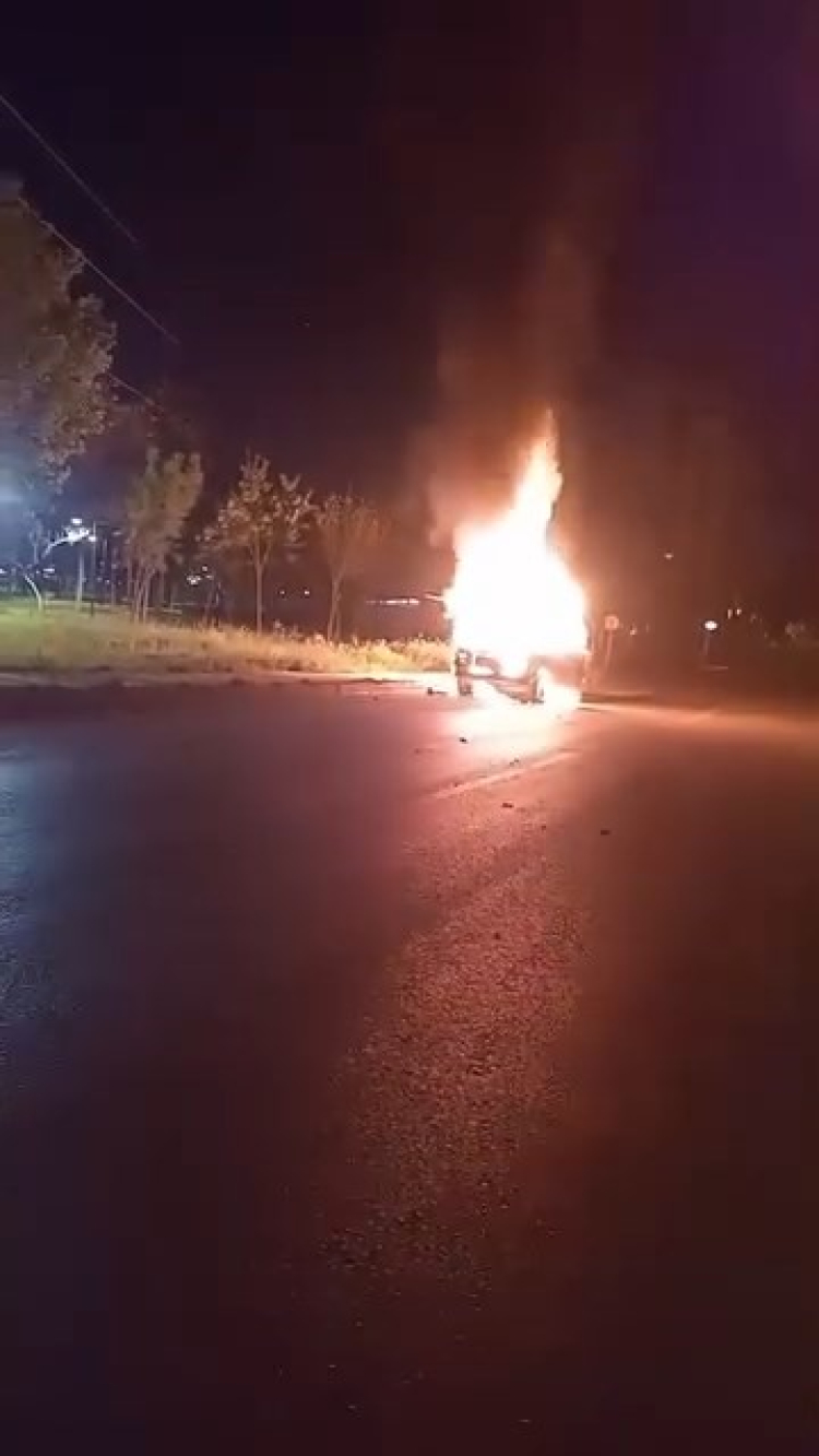 Bursa'da park halindeki araç alev alev yandı - Bursa Hayat - 2