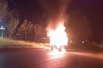 Bursa'da park halindeki araç alev alev yandı