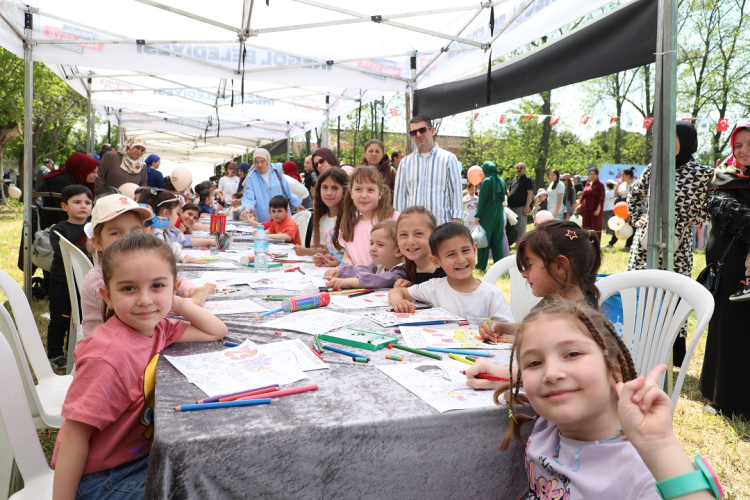 Bursa İnegöl’de çocuk şenliği renkli görüntülere sahne oldu - Bursa Hayat Gazetesi-4