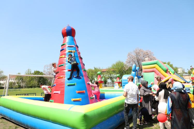 Bursa İnegöl’de çocuk şenliği renkli görüntülere sahne oldu - Bursa Hayat Gazetesi-2