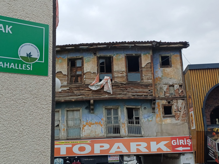 Bursa’da şehrin en işlek noktasında göz göre göre risk - Bursa Hayat Gazetesi-2