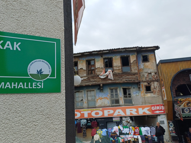 Bursa’da şehrin en işlek noktasında göz göre göre risk - Bursa Hayat Gazetesi-3