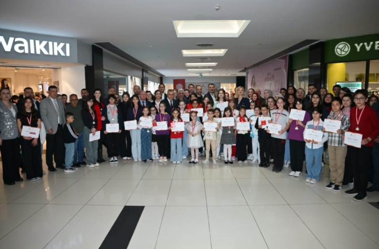 Gemlikli öğrencinin eseri Kent Meydanı AVM’de sergilendi - Bursa Hayat Gazetesi-2