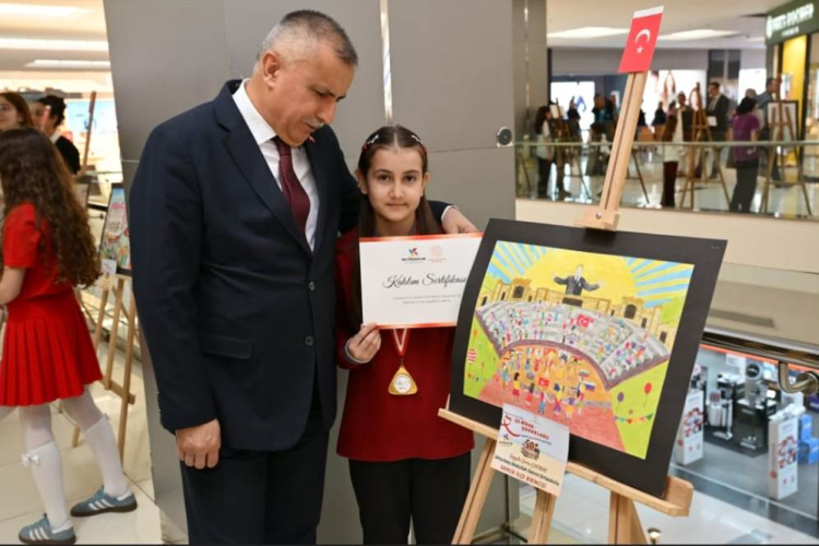 Gemlikli öğrencinin eseri Kent Meydanı AVM’de sergilendi - Bursa Hayat Gazetesi-3