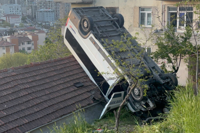 İstanbul'da inanılmaz kaza: Servis aracı çatıya uçtu!