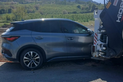 Kontrolden çıkan otomobil iş makinesine ok gibi saplandı