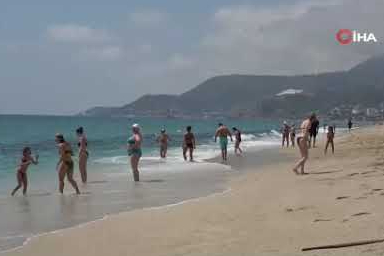 Alanya’da yaz erken geldi, sahiller doldu taştı