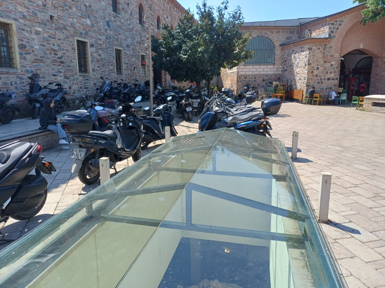 Bursa'da tarihe park ettiler! Tümülüs etrafında tepki çeken manzara - Bursa Hayat Gazetesi-2