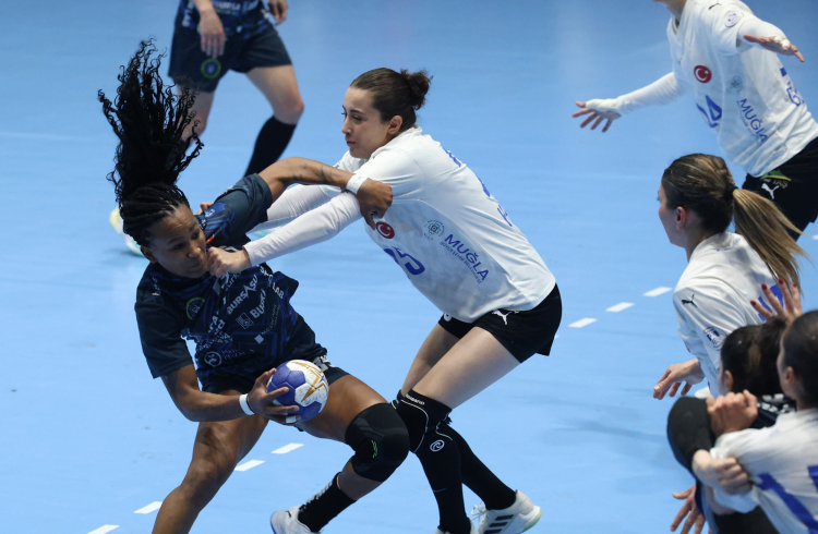 Şampiyonluk yolunda kritik zafer Bursa Büyükşehir 30-25 kazandı - Bursa Hayat Gazetesi-3