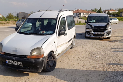 Bursa'da iki hafif ticari araç çarpıştı: 3 yaralı