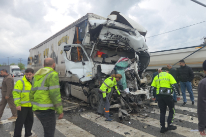 Bursa’da korkunç kaza! Akaryakıt tankerine çarpan TIR sürücü öldü