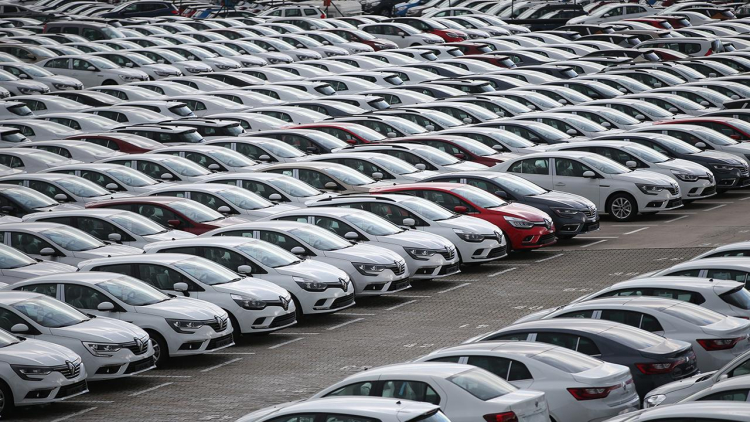 HAFİF TİCARİ ARAÇTA ARTIŞ, OTOMOBİLDE DARALMA