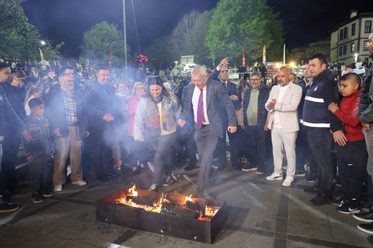 Osmangazi’de Hıdırellez coşkusu: Ateş, müzik ve dans bir arada! - Bursa Hayat - 2
