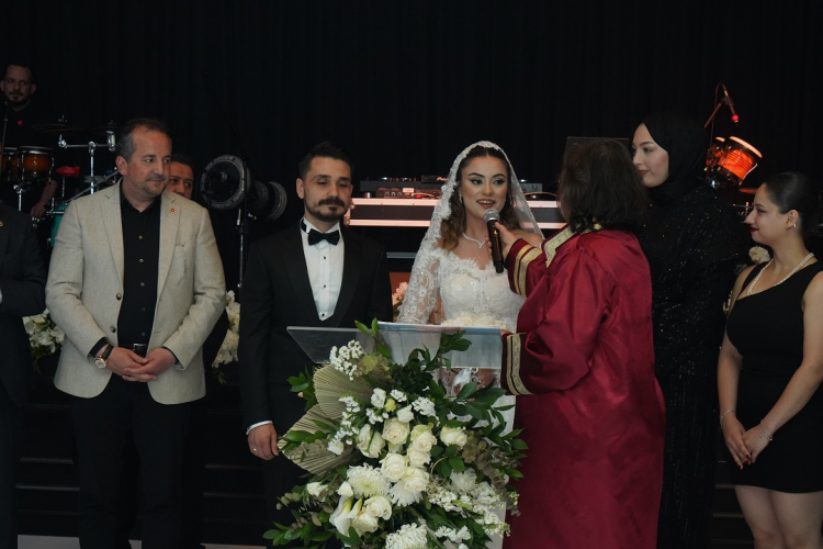 Bursa’da iş ve siyaset dünyasını bir araya getiren düğün - Bursa Hayat Gazetesi-4