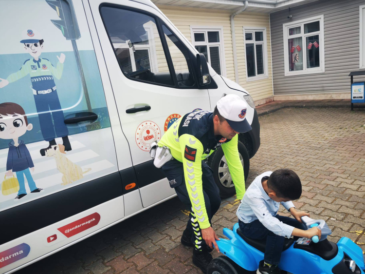 Bursa’da trafik haftasında minik öğrencilere uygulamalı eğitim - Bursa Hayat Gazetesi-2