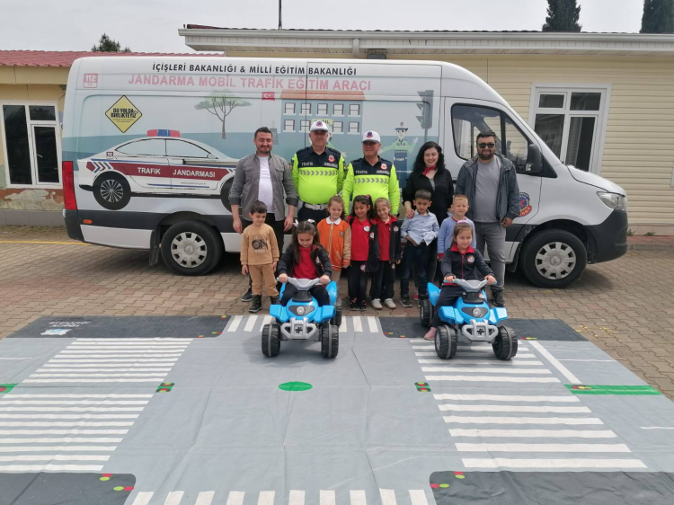 Bursa’da trafik haftasında minik öğrencilere uygulamalı eğitim - Bursa Hayat Gazetesi-4