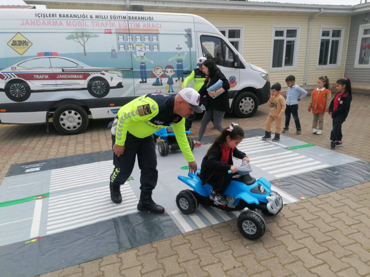 Bursa’da trafik haftasında minik öğrencilere uygulamalı eğitim - Bursa Hayat Gazetesi-5