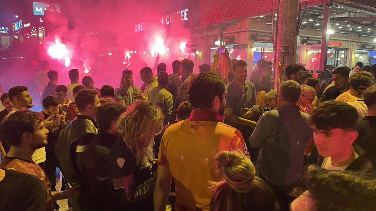 Bursa’da Galatasaray sevinci! Sokaklar bayram yerine döndü-Bursa Hayat-2