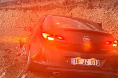 Bursa’da kontrolden çıkan araç üstgeçit inşaatına girdi!