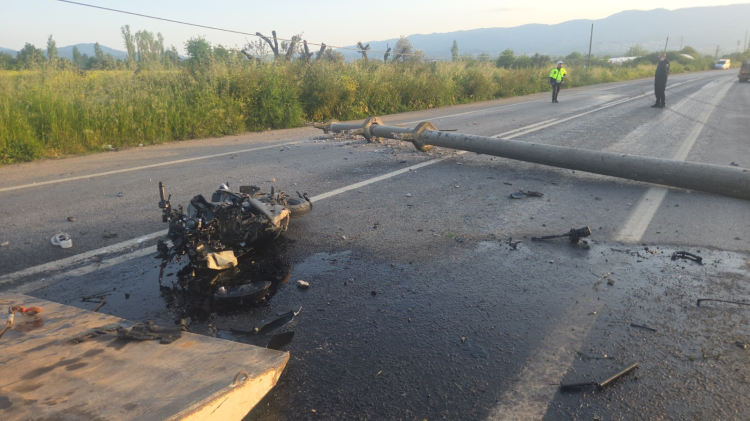 Bursa'da feci kaza: Otomobilin devirdiği direğe motosiklet çarptı!-Bursa Hayat Gazetesi-3