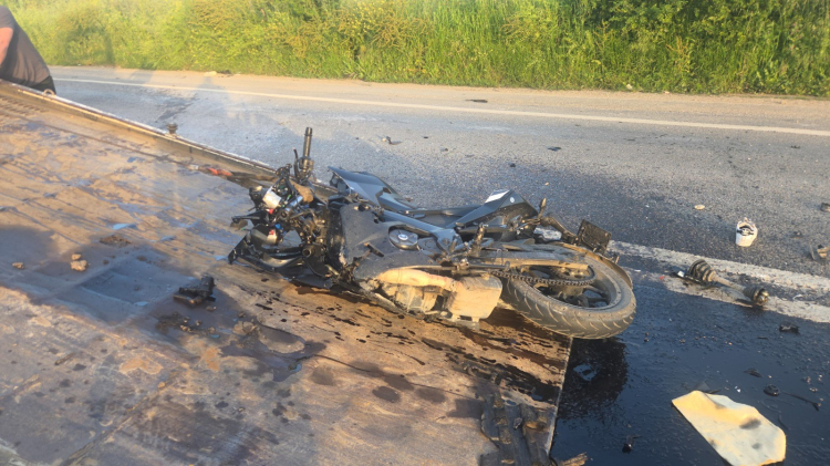 Bursa'da feci kaza: Otomobilin devirdiği direğe motosiklet çarptı!-Bursa Hayat Gazetesi-2