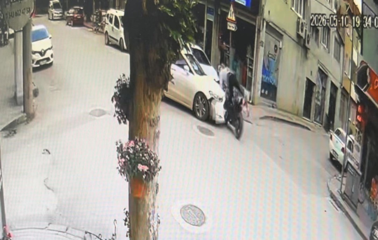 Bursa'da otomobil ile motosiklet kafa kafaya çarpıştı - Bursa Hayat - 2