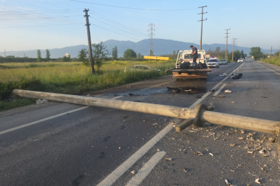 Bursa'da feci kaza: Otomobilin devirdiği direğe motosiklet çarptı!