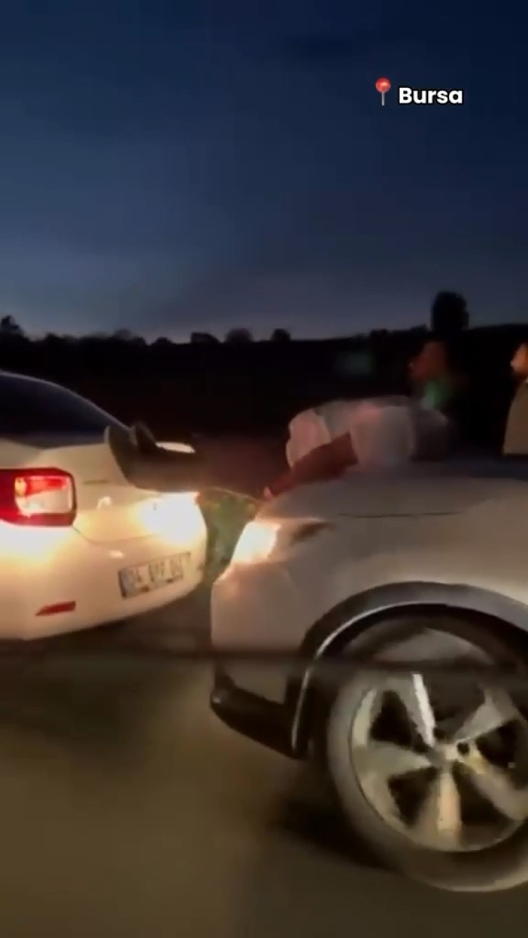 Bursa’da akılalmaz çözüm: Aracı insan gücüyle ittiler - Bursa Hayat - 2