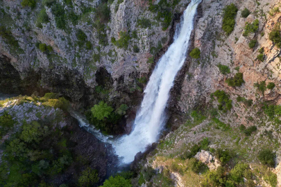 30 metrelik akış büyüledi: Akçasuyu Şelalesi dronla görüntülendi
