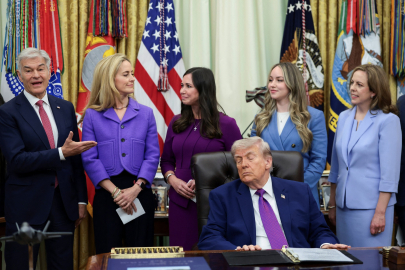 Oval Ofis’te beklenmedik anlar: Donald Trump kameralar önünde uyukladı