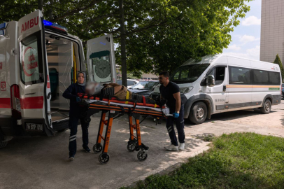 Geri manevra yapan servis çarptı! Bursa’da yaşlı adam hastanelik oldu