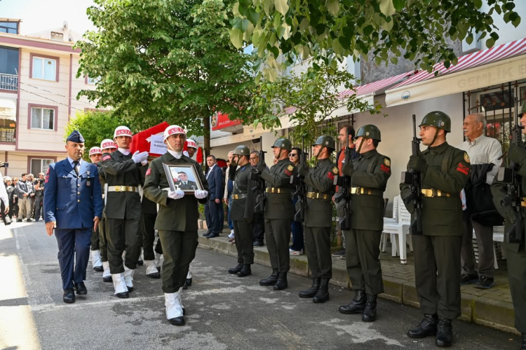 Astsubay Levent Kırdım Gemlik’te son yolculuğuna uğurlandı - Bursa Hayat Gazetesi-5
