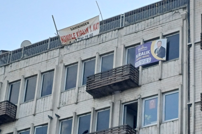 Atatürk Caddesi’ndeki iş hanlarında “kiralık ve satılık” ilanları artıyor