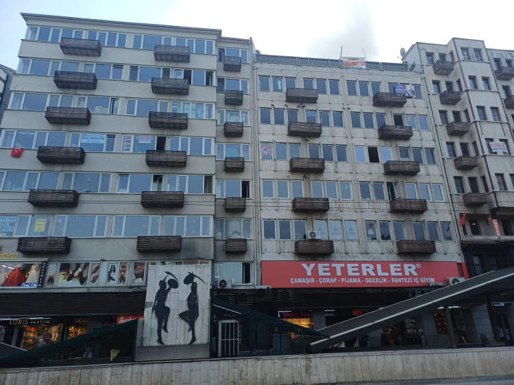 Bursa Atatürk Caddesi’ndeki iş hanlarında “kiralık ve satılık” ilanları artıyor - Bursa Hayat Gazetesi-2