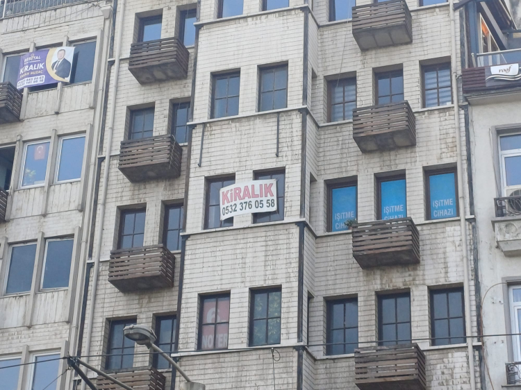 Bursa Atatürk Caddesi’ndeki iş hanlarında “kiralık ve satılık” ilanları artıyor - Bursa Hayat Gazetesi-4