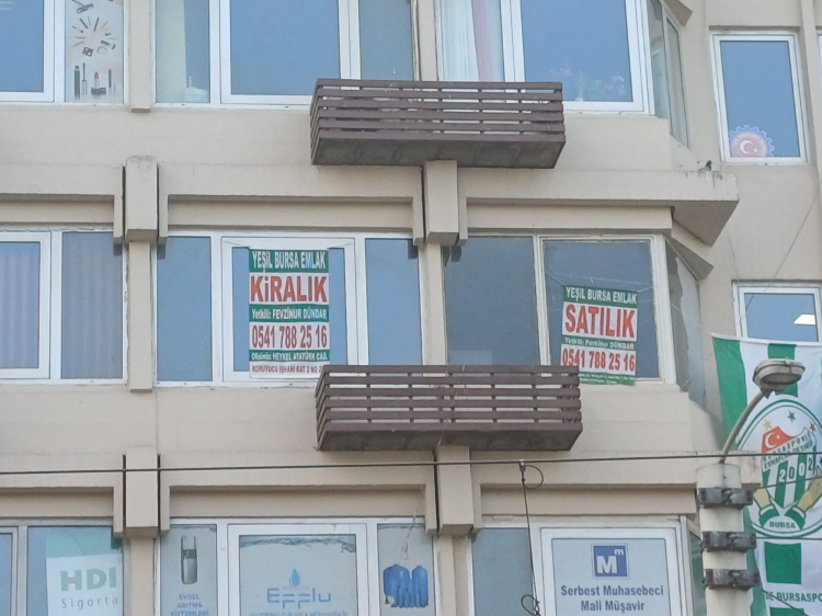 Bursa Atatürk Caddesi’ndeki iş hanlarında “kiralık ve satılık” ilanları artıyor - Bursa Hayat Gazetesi-5