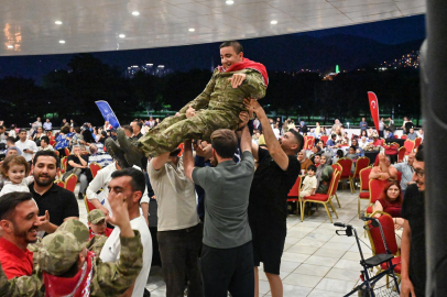 Bursa’da duygusal gece: 'Kınalı Kuzular' temsili askerlik için hazır!