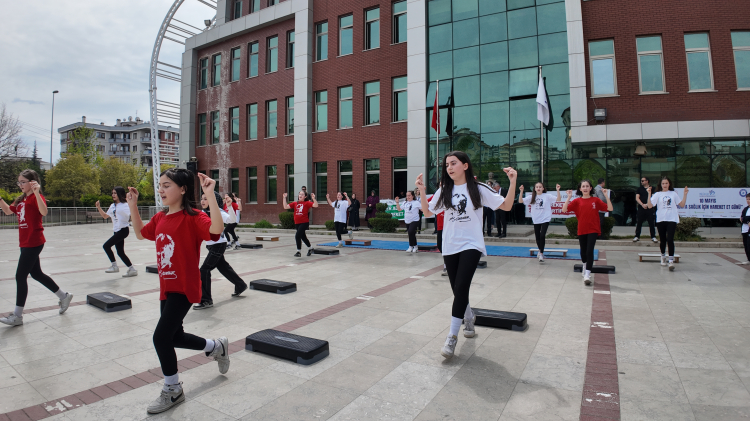 Bursa’da öğrenciler sağlıklı yaşam için sahaya çıktı - Bursa Hayat Gazetesi-3