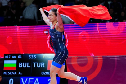 Milli kadın güreşçiler Bulgaristan’da podyumun zirvesine çıktı