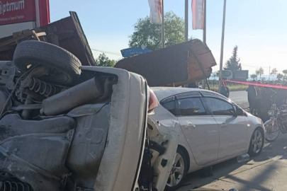 Zonguldak'ta feci kaza: Otomobil bankta oturanların arasına daldı